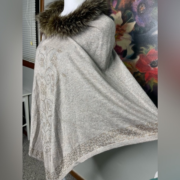 Boutique New Cashmere Sequined Fox Fur Crewneck OS Poncho Old Money Mob Wife - Picture 4 of 7